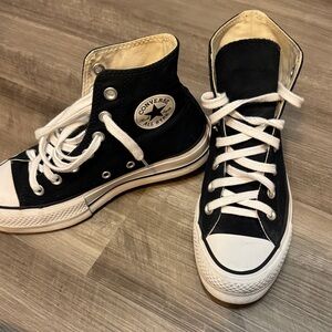 Converse Black and White High-Top Platforms

SIZE 5.5